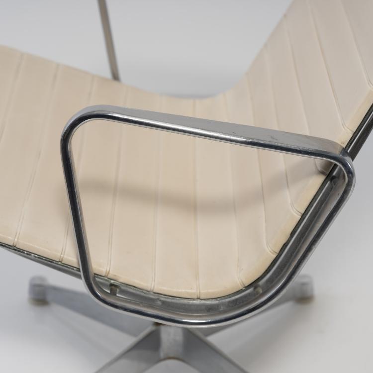 Bild 10 zu Objekt, Drei Armlehnsessel 'Aluminum Group', 1958, Charles Eames,Ray Eames, Vitra Design; Weil am Rhein, 155B 471