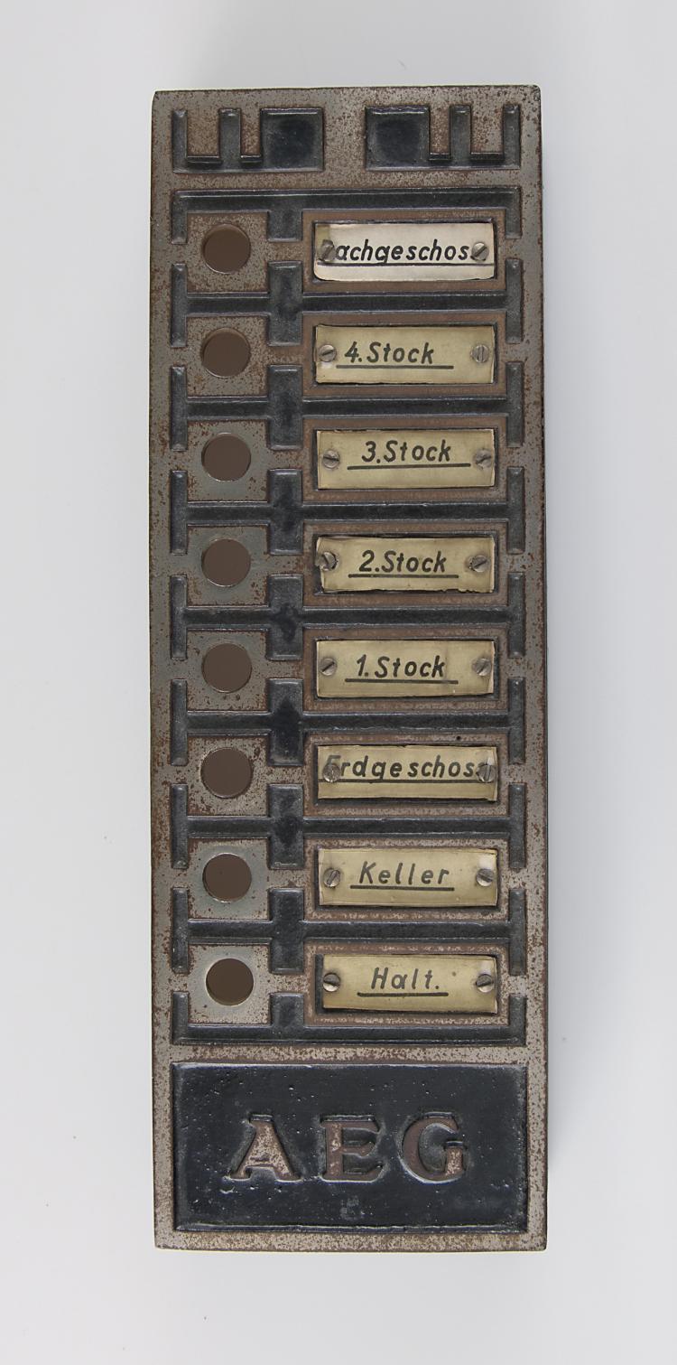 Hauptbild zu Objekt, Aufzugschalttafel, um 1909 , Peter Behrens, AEG, Berlin, 112A 90