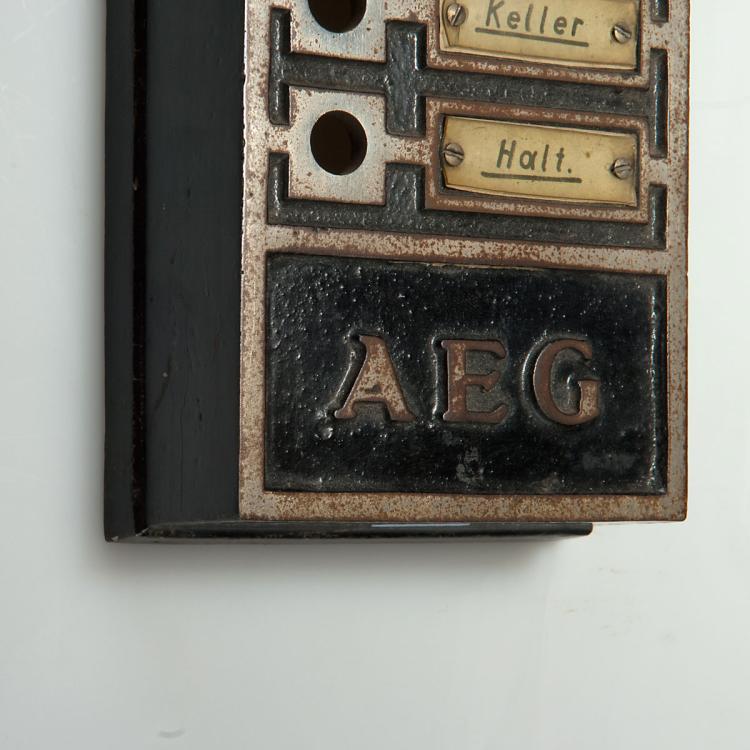 Bild 1 zu Objekt, Aufzugschalttafel, um 1909 , Peter Behrens, AEG, Berlin, 112A 90