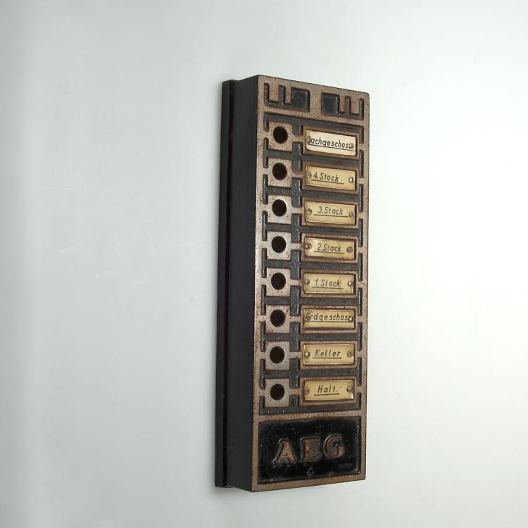 Bild 3 zu Objekt, Aufzugschalttafel, um 1909 , Peter Behrens, AEG, Berlin, 112A 90