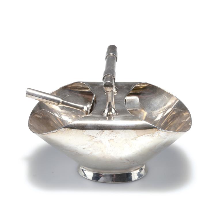 Hauptbild zu Objekt, Sugar bowl and ladle, c1880, Christopher Dresser, Walker & Hall, Sheffield, 117A 607