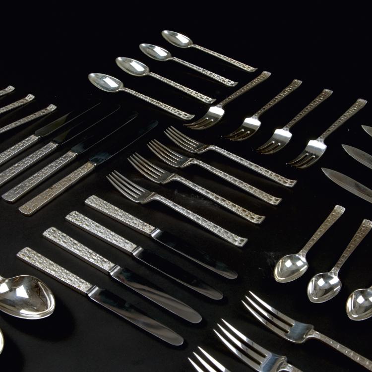 Bild 1 zu Objekt, Silberbesteck-Kasten f&uuml;r zw&ouml;lf Personen, 1950er Jahre, C. J. Vander, Asprey & Co., London; Chawner & Co., London, 115C 345