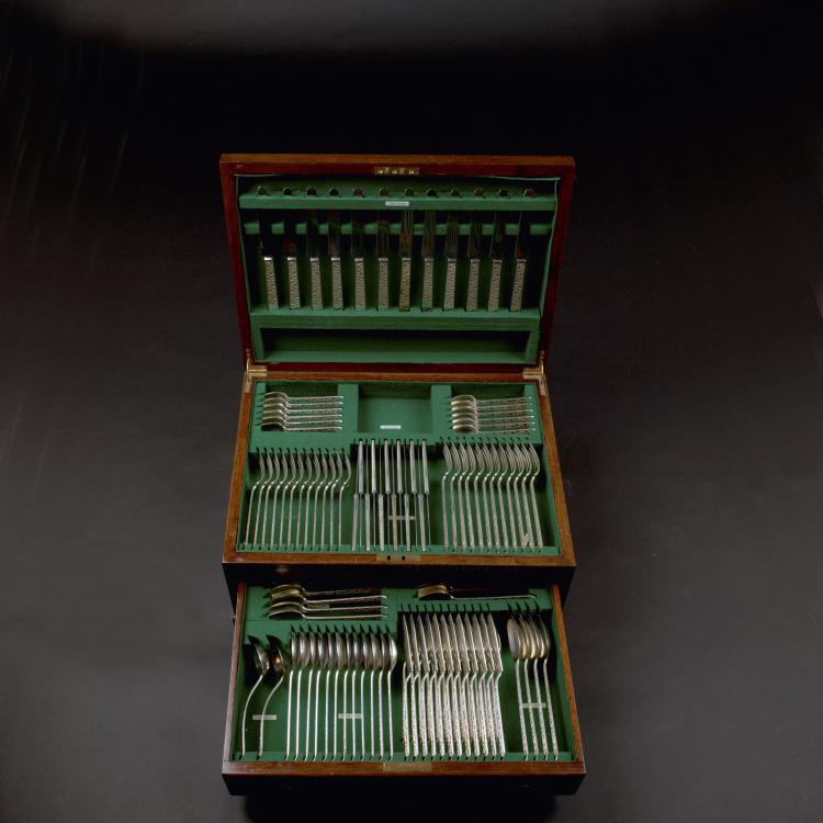 Bild 2 zu Objekt, Silberbesteck-Kasten f&uuml;r zw&ouml;lf Personen, 1950er Jahre, C. J. Vander, Asprey & Co., London; Chawner & Co., London, 115C 345
