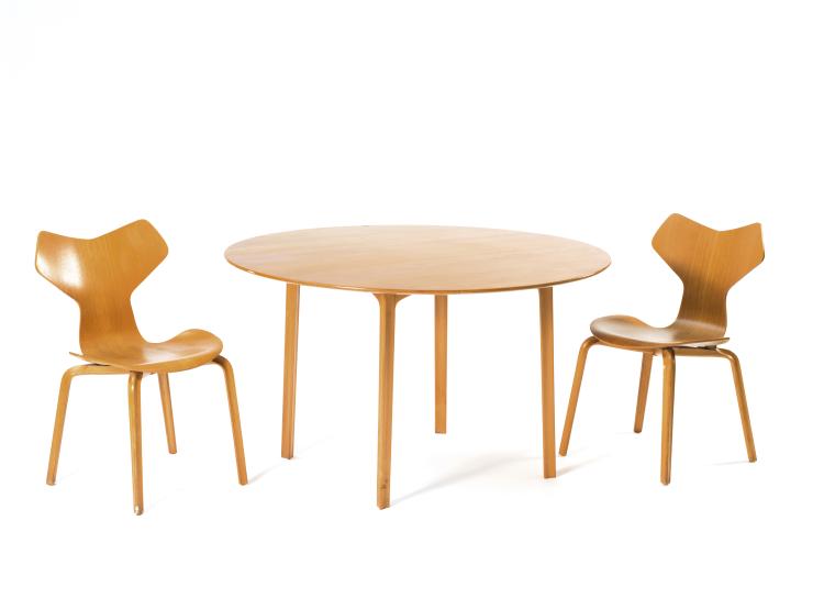 Hauptbild zu Objekt, Tisch 'Grand Prix - 4606' mit zwei St&uuml;hlen '4130', 1957, Arne Jacobsen, Fritz Hansen, Aller&ouml;d, 115A 209