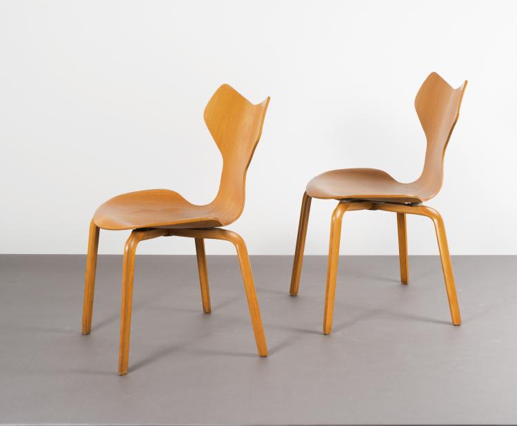 Bild 1 zu Objekt, Tisch 'Grand Prix - 4606' mit zwei St&uuml;hlen '4130', 1957, Arne Jacobsen, Fritz Hansen, Aller&ouml;d, 115A 209