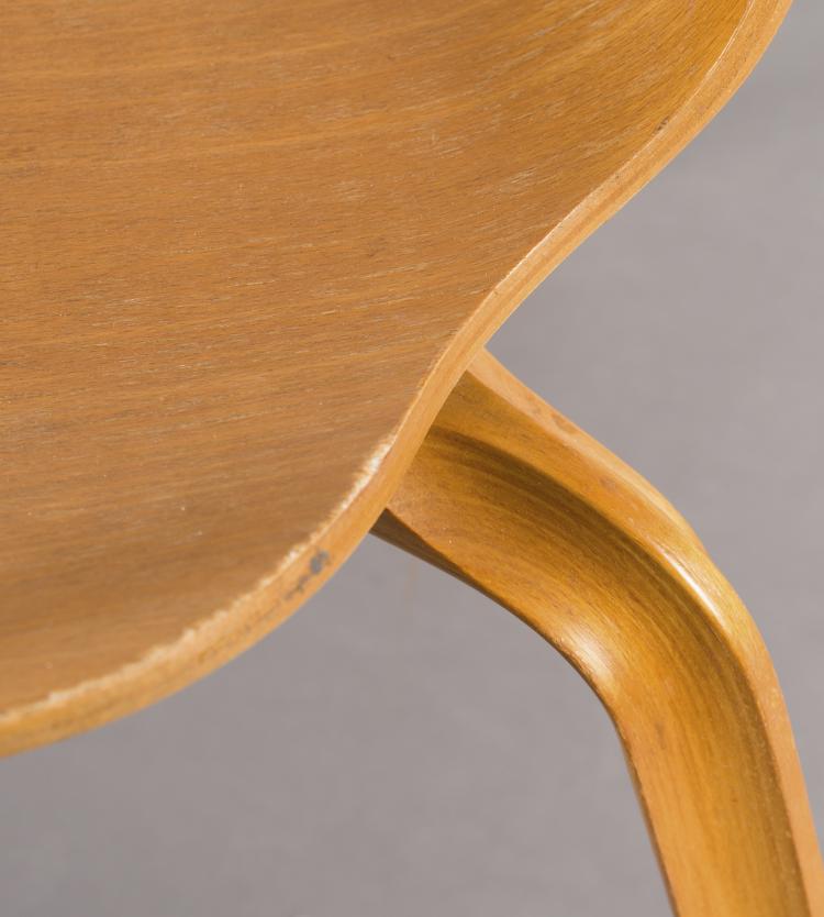 Bild 4 zu Objekt, Tisch 'Grand Prix - 4606' mit zwei St&uuml;hlen '4130', 1957, Arne Jacobsen, Fritz Hansen, Aller&ouml;d, 115A 209