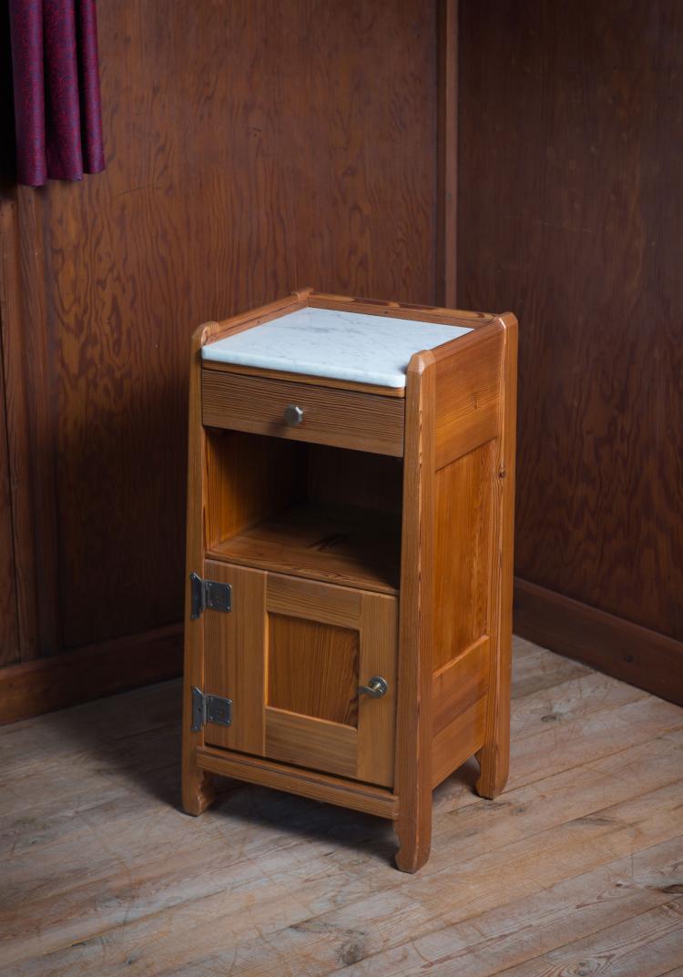 Bild 1 zu Objekt, 'III' bedside table, 1905, Richard Riemerschmid, Dresdener Werkst&auml;tten, Hellerau, 117B 102