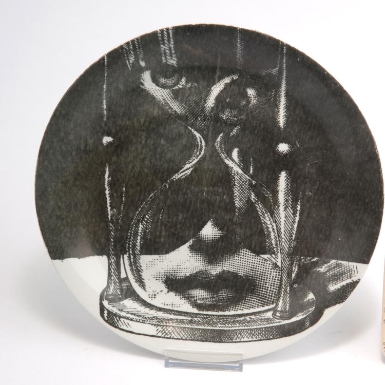 Bild 1 zu Objekt, Aschenbecher 'Financial Times' und Teller 'Tema e Variazione 184', 1950er Jahre, Piero Fornasetti, Fornasetti, Mailand, 116A 5