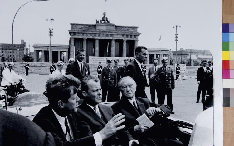 Hauptbild zu Objekt, 'John F. Kennedy, Willy Brandt, Konrad Adenauer vor dem Brandenburger Tor (eine einzigartige Aufnahme)', 1973, Will McBride, 118B 198