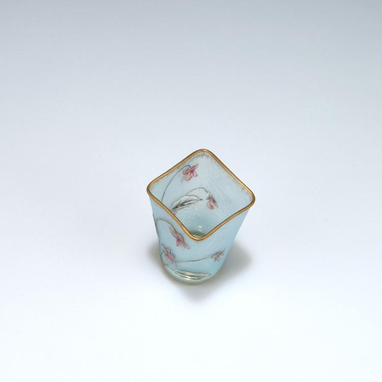 Bild 1 zu Objekt, 'Pens&eacute;es' mug, c1895, Daum Fr&egrave;res, Nancy, 117A 16