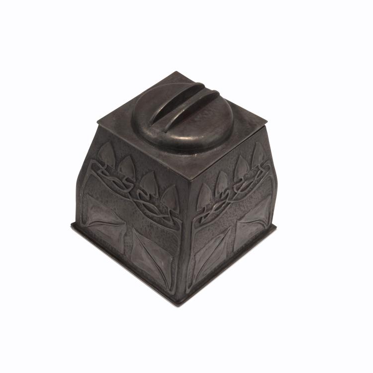 Hauptbild zu Objekt, Candy box, 1902-04, Archibald Knox, Haseler & Co., Birmingham Liberty & Co., London., 117A 608