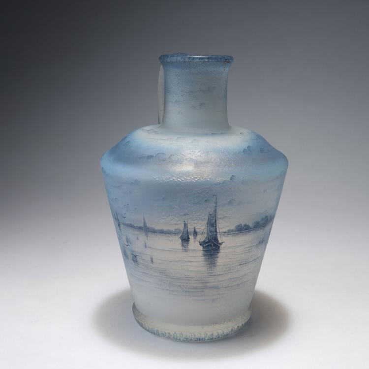 Bild 1 zu Objekt, Henkelkanne 'Delft', 1899, Daum Fr&egrave;res, Nancy, 117A 32