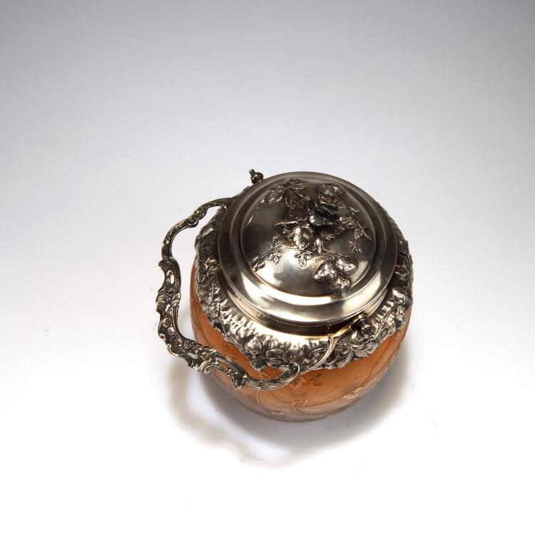 Bild 1 zu Objekt, Keksdose mit Hopfen und Erdbeeren, mit Silbermontierung, um 1895, Daum Fr&egrave;res, Nancy, 117A 23