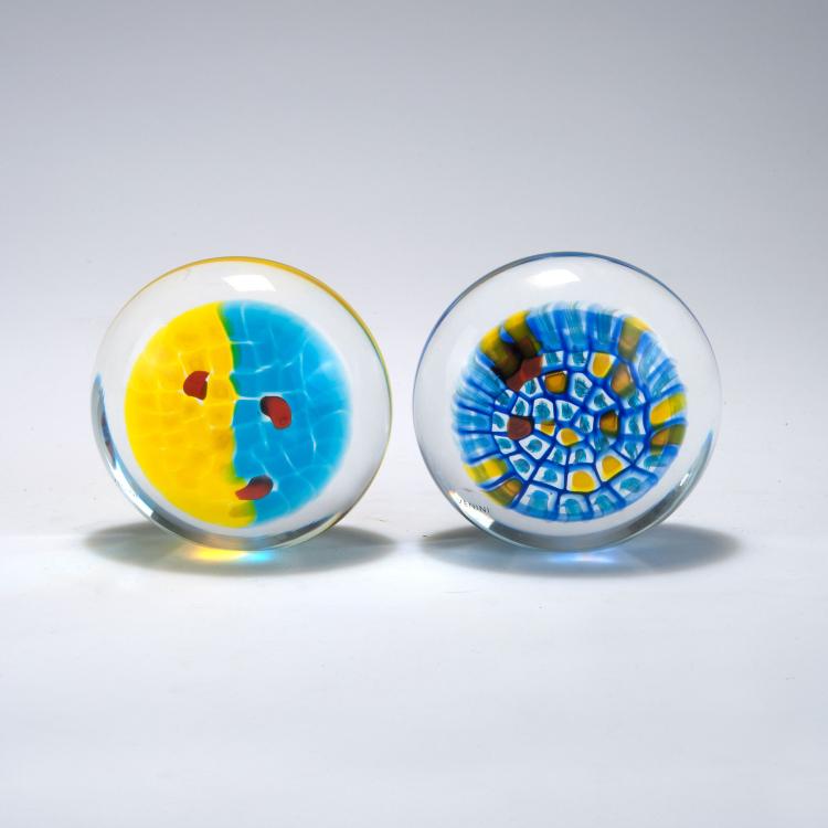 Bild 1 zu Objekt, Zwei Briefbeschwerer 'Grenadine' und 'Frisage', um 1995, Gianni Versace, Venini & C., Murano, 119B 109