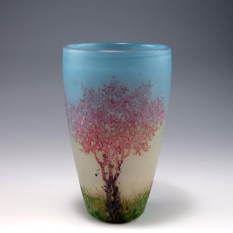 Bild 1 zu Objekt, 'Fleurs de pommier' vase, 1906, Daum Fr&egrave;res, Nancy, 120 43