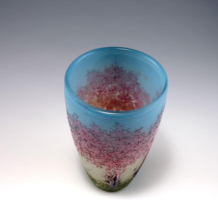 Bild 2 zu Objekt, 'Fleurs de pommier' vase, 1906, Daum Fr&egrave;res, Nancy, 120 43