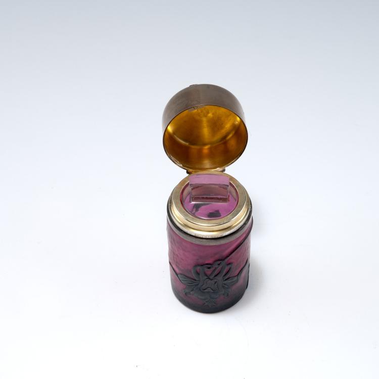 Bild 1 zu Objekt, 'Ancolies' perfume flacon with Martel&eacute; cut and silver mounting, c1898, Daum Fr&egrave;res, Nancy, 120 22