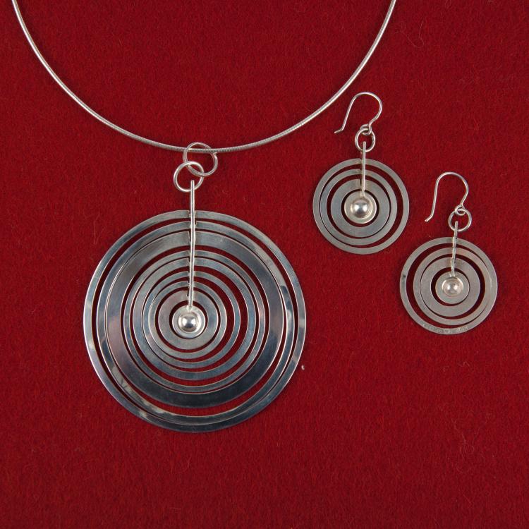 Bild 2 zu Objekt, 'Hopeakuu' necklace and pair of earrings, 1970, Tapio Wirkkala, Westerback Ky, N., Helsinki, 119A 118