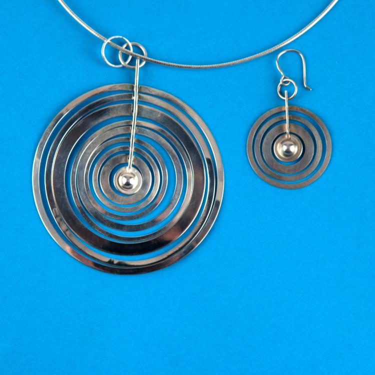 Bild 4 zu Objekt, 'Hopeakuu' necklace and pair of earrings, 1970, Tapio Wirkkala, Westerback Ky, N., Helsinki, 119A 118