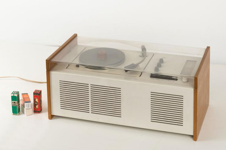 Bild 2 zu Objekt, 'SK-55' radio/phono combination, 1963, Hans Gugelot, Braun, Frankfurt am Main, 119C 84