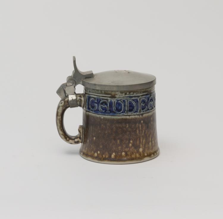 Hauptbild zu Objekt, 'Gaudeamus Igitur' beerstein, 1908, Richard Riemerschmid, Merkelbach, Reinhold, Grenzhausen, 120 618