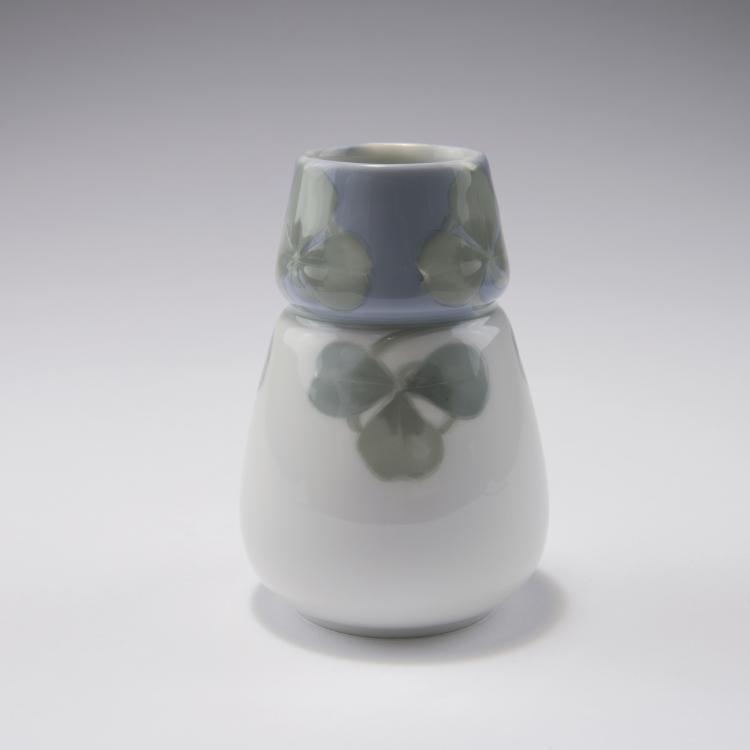 Hauptbild zu Objekt, Vase with clover, c1900, Karl Lindstr&ouml;m, R&ouml;rstrands Porslinsfabriker AB, Lidk&ouml;ping, 120 540