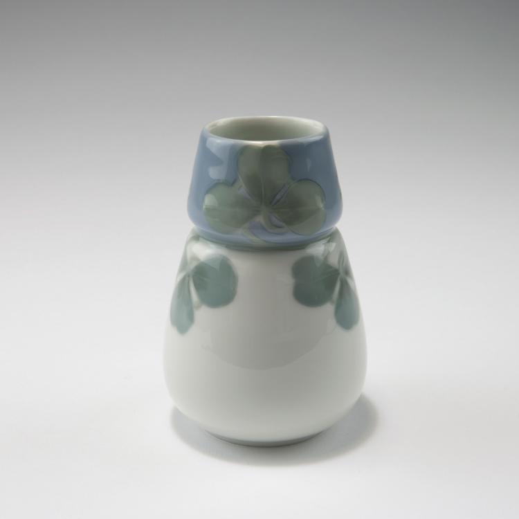 Bild 1 zu Objekt, Vase with clover, c1900, Karl Lindstr&ouml;m, R&ouml;rstrands Porslinsfabriker AB, Lidk&ouml;ping, 120 540