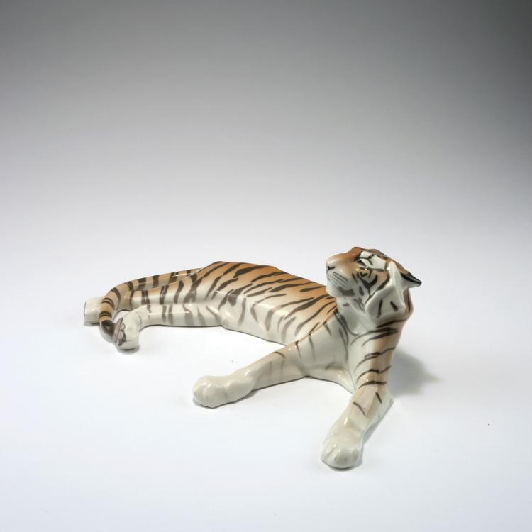 Bild 1 zu Objekt, Reclining Bengal tiger, 1911, Anton Puchegger, Berlin, KPM, 120 488