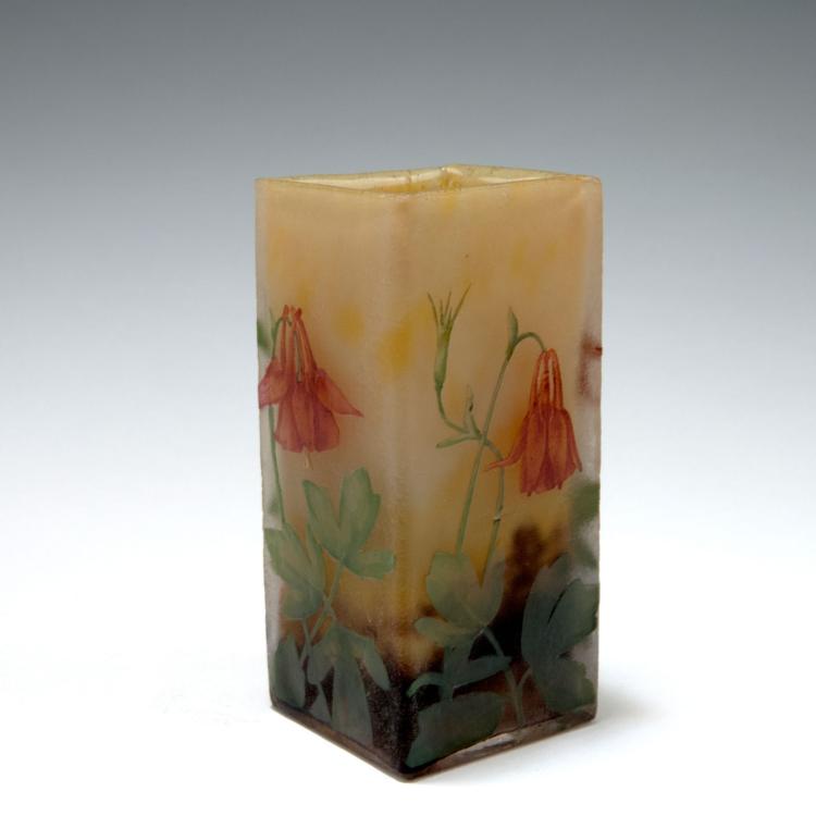 Bild 1 zu Objekt, 'Ancolies' vase, c1910, Daum Fr&egrave;res, Nancy, 120 71