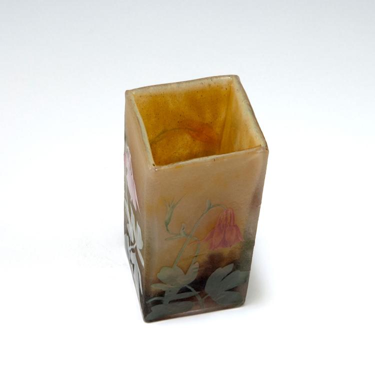 Bild 2 zu Objekt, 'Ancolies' vase, c1910, Daum Fr&egrave;res, Nancy, 120 71