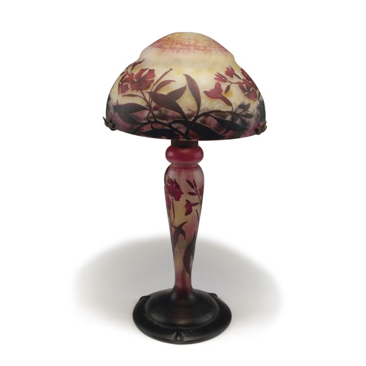 Hauptbild zu Objekt, 'Laurier rose' table light, 1910-12, Daum Fr&egrave;res, Nancy, 120 60