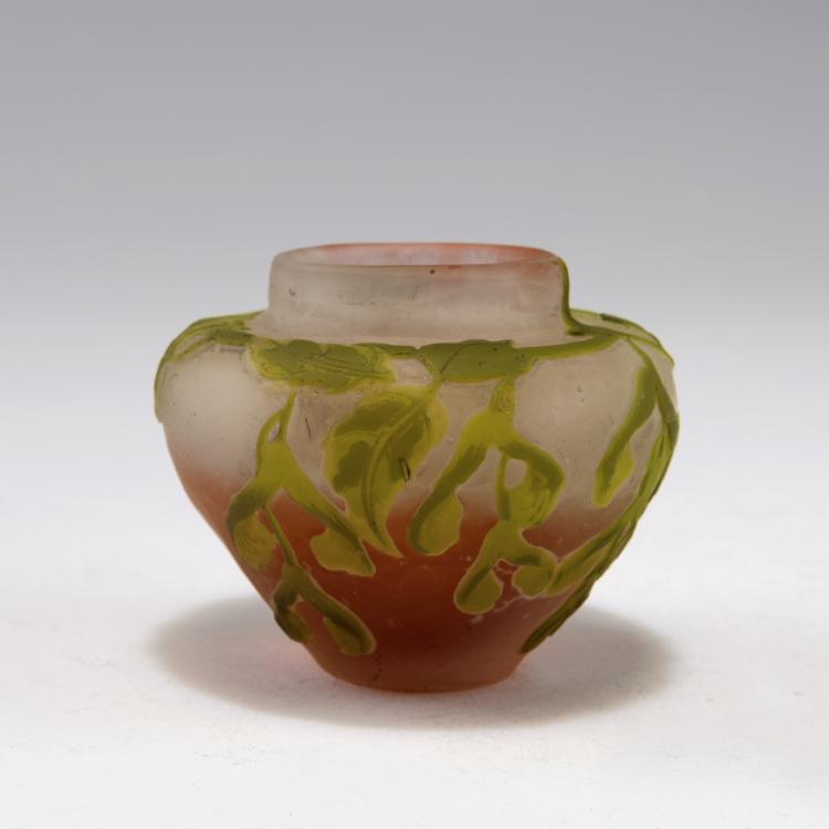 Hauptbild zu Objekt, Small 'Erable &agrave; feuilles de fr&ecirc;ne' vase, 1902/03, Gall&eacute;, Emile, Nancy, 120 181