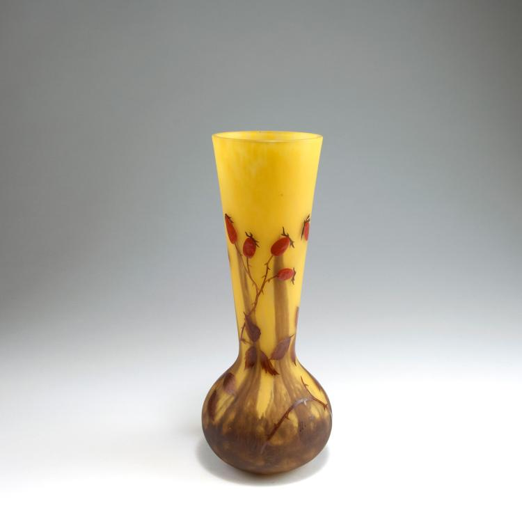 Bild 1 zu Objekt, 'Eglantines' vase, c1920, Daum Fr&egrave;res, Nancy, 120 105