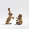 Zwei Holzfiguren: Bär, 1952, und Hase, 1957
