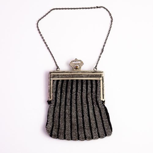 Bügeltäschchen mit Stahlperlen, um 1910