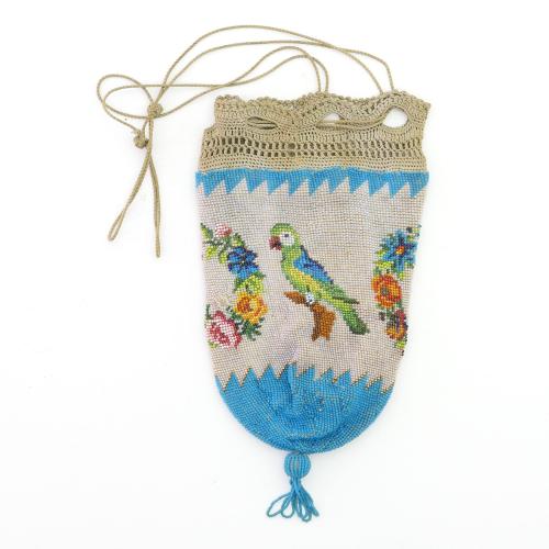 Perlbeutel mit Papageien und Blumenkränzen, um 1900