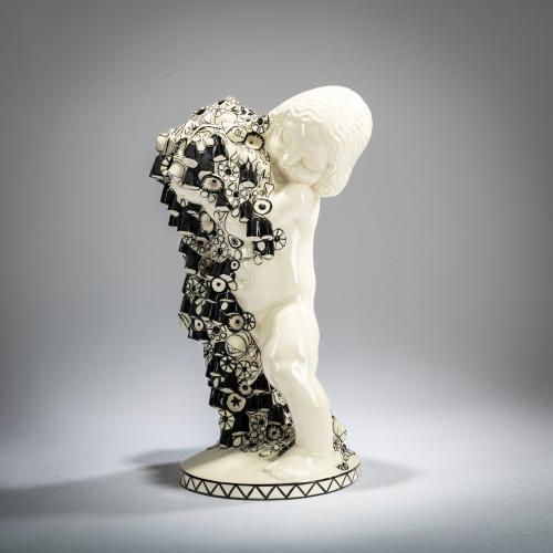 Steingutfigur 'Putto mit Blumen (Frühling), um 1907
