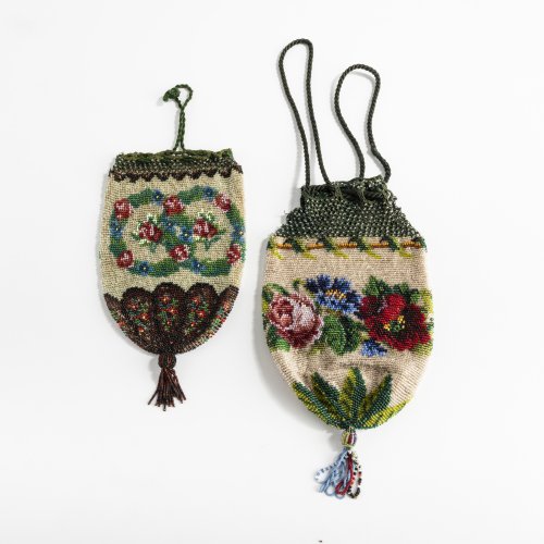 Zwei Perlbeutel mit Blumenbordüre und -kranz, um 1900
