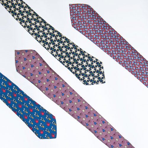 Vier Krawatten mit verschiedenen Dekoren