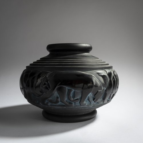 Vase mit schreitenden Löwen, um 1930