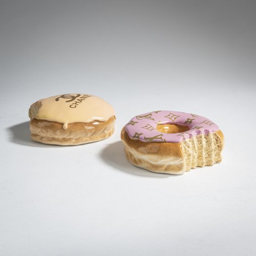 Zwei Donuts 'Chanel' und 'Louis Vuitton', 2021