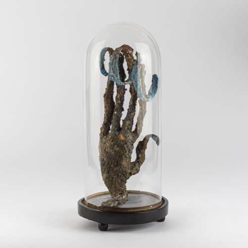 Skulptur Hand unter Glasdom, 2005