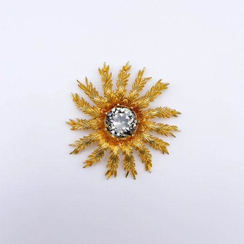 Vintage brooch with feathered leaf wreath