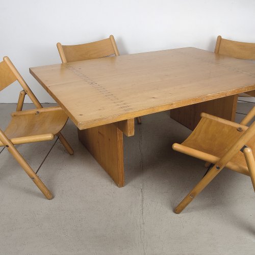 Tisch mit vier Stühlen