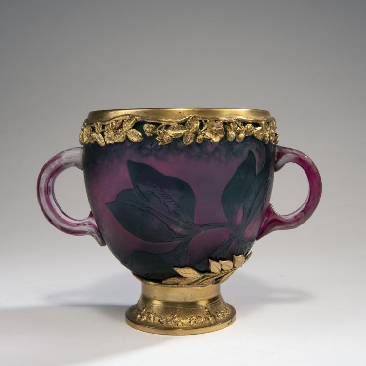 Bild 1 zu Objekt, Martel&eacute;-Henkelvase 'Hell&eacute;bores' mit vergoldeter Montierung, um 1898, Daum Fr&egrave;res, Nancy, 147B 98