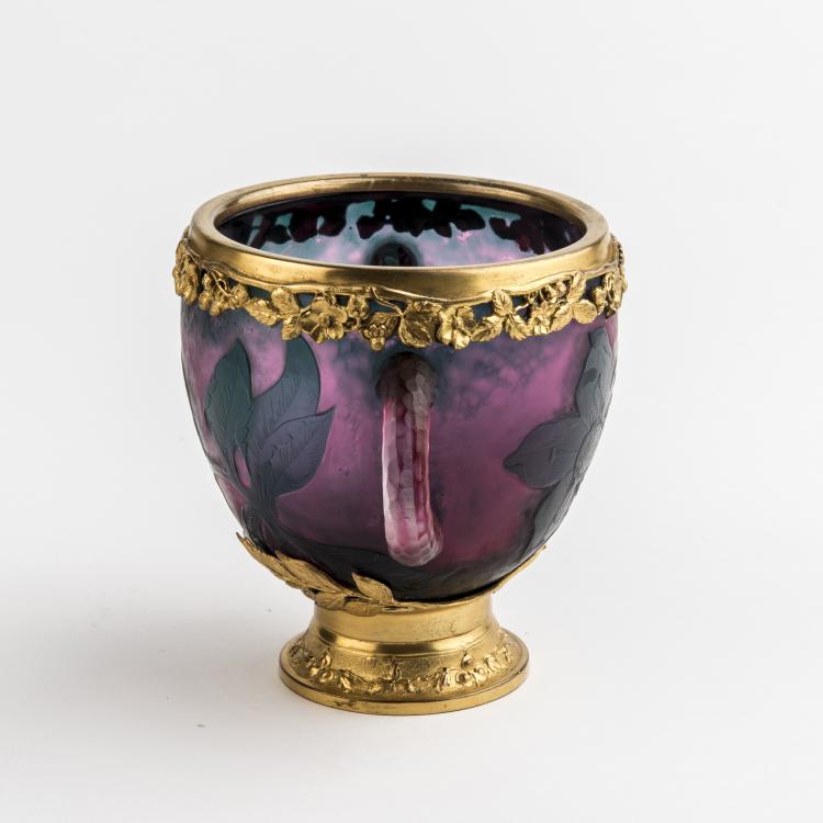 Bild 2 zu Objekt, Martel&eacute;-Henkelvase 'Hell&eacute;bores' mit vergoldeter Montierung, um 1898, Daum Fr&egrave;res, Nancy, 147B 98