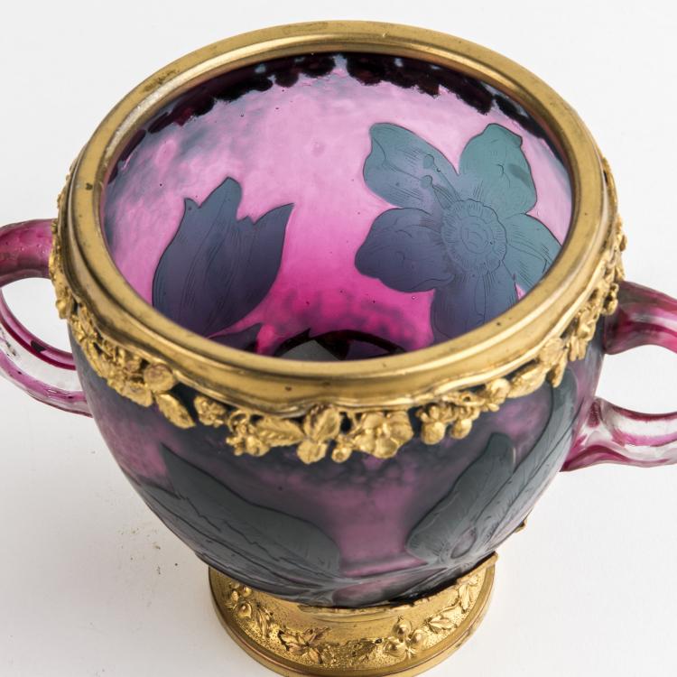 Bild 4 zu Objekt, Martel&eacute;-Henkelvase 'Hell&eacute;bores' mit vergoldeter Montierung, um 1898, Daum Fr&egrave;res, Nancy, 147B 98