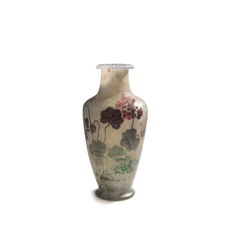 Hauptbild zu Objekt, 'G&eacute;raniums' vase, 1902, Daum Fr&egrave;res, Nancy, 144B 93