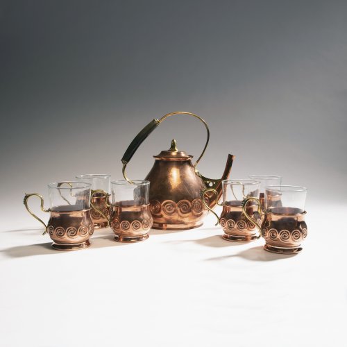 Teekessel mit sechs Gläsern, um 1903