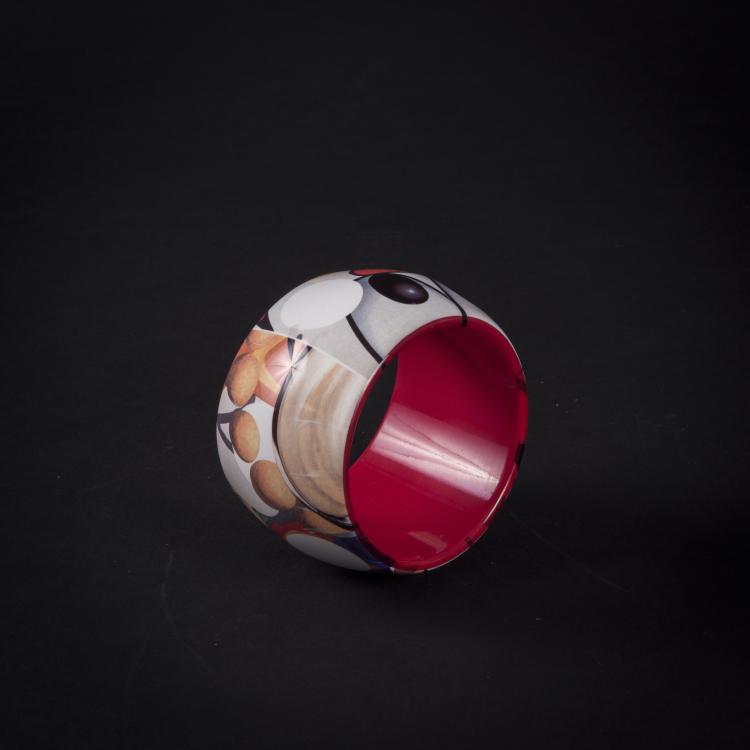 Bild 2 zu Objekt, 'Loopy Rabbit Ice Cream Bangle' f&uuml;r Lisa Perry, 2012, 145C 541